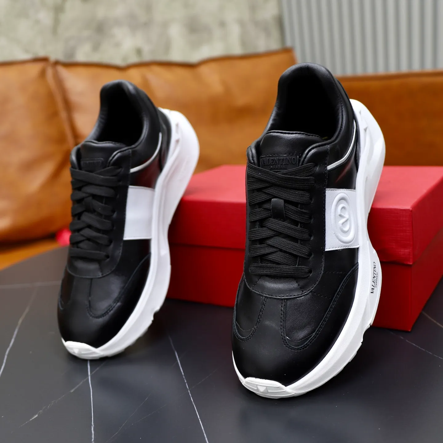 Ex-factory price: 420💰VALENTINO/Valentino Men's latest low-top thick-soled sports shoes are shipped. Made with heavy industry, men's fine casual sports shoes, versatile style. Original leather, rubber lines embellished with geometric segmented uppers, hand-sewn with precision, novel and fashionable style, rubber soles with rivet details on the front and back, VALENTINO GARAVANI LOGO printed on the side, and Valentino Garavani decorative inlay on the tongue. Logo, comfortable, breathable and durable on the feet! Comes with full original packaging! Code number: 38-39-40-41-42-43-44 (45 can be customized)